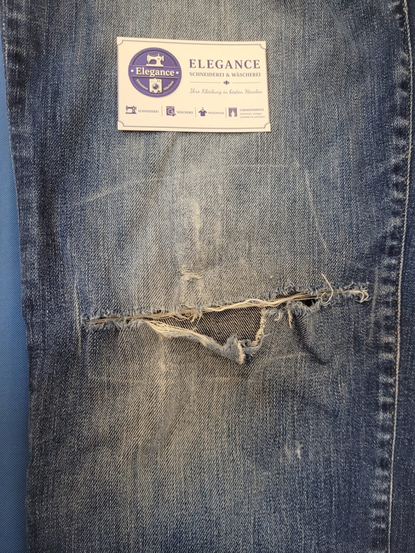 Jeans – Knie repariert – vorher