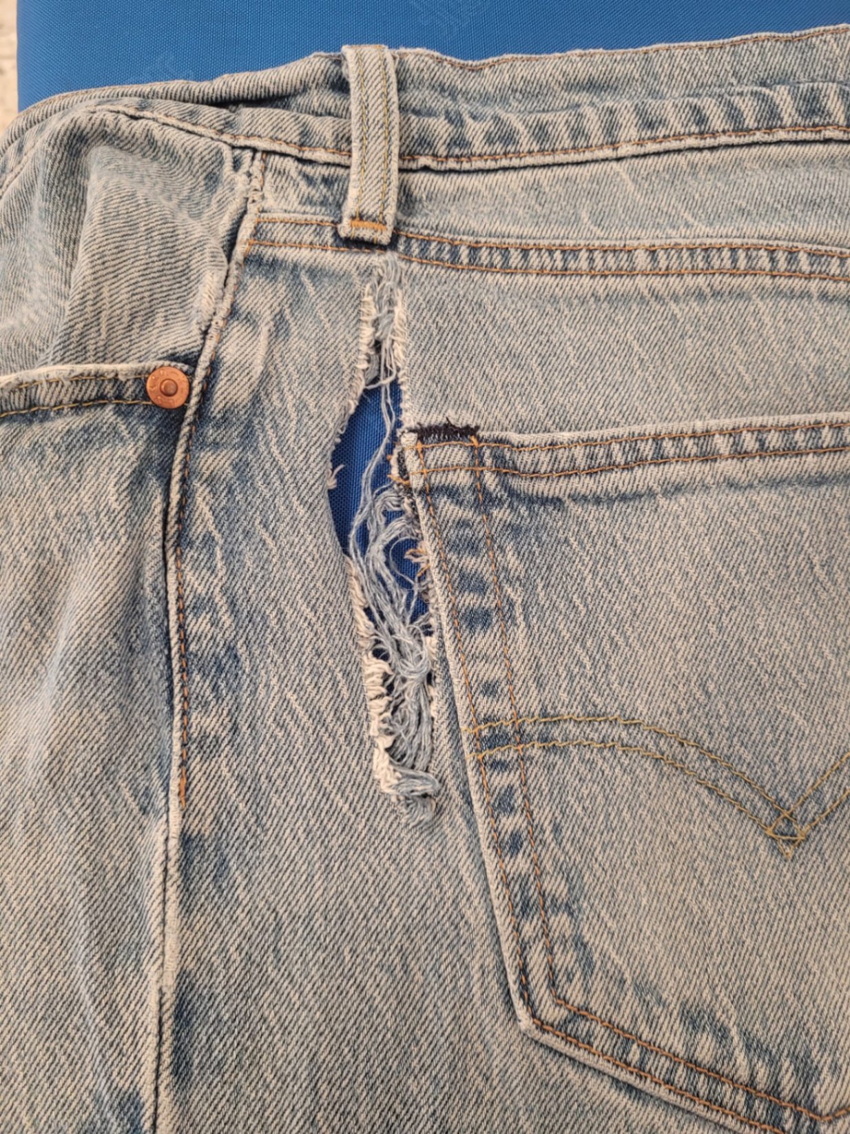 Jeans – Tasche repariert – vorher